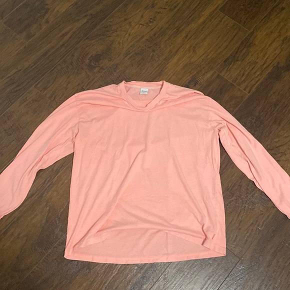 Selling this pink Aritzia TNA long sleeve shirt, in a size medium. - Picture 1 of 4
